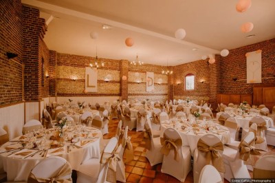 Miniature Location salle Haudricourt (Seine-Maritime) - La Mare du Bois #13 Salle de réception en briques avec éclairage chaleureux, grande table décorée de fleurs et vaisselle élégante.