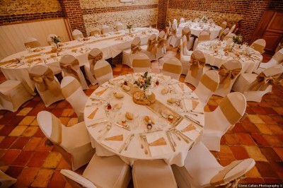 Miniature Location salle Haudricourt (Seine-Maritime) - La Mare du Bois #6 Salle de réception en briques avec éclairage chaleureux, grande table décorée de fleurs et vaisselle élégante.