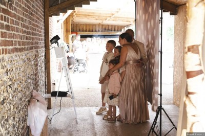Miniature Location salle Haudricourt (Seine-Maritime) - La Mare du Bois #10 Salle de réception en briques avec éclairage chaleureux, grande table décorée de fleurs et vaisselle élégante.