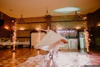 Miniature Location salle Haudricourt (Seine-Maritime) - La Mare du Bois #4 Salle de réception en briques avec éclairage chaleureux, grande table décorée de fleurs et vaisselle élégante.