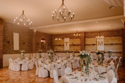 Miniature Location salle Haudricourt (Seine-Maritime) - La Mare du Bois #7 Salle de réception en briques avec éclairage chaleureux, grande table décorée de fleurs et vaisselle élégante.