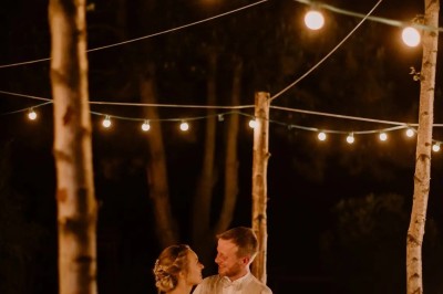 Miniature Location salle Haudricourt (Seine-Maritime) - La Mare du Bois #21 Salle de réception en briques avec éclairage chaleureux, grande table décorée de fleurs et vaisselle élégante.