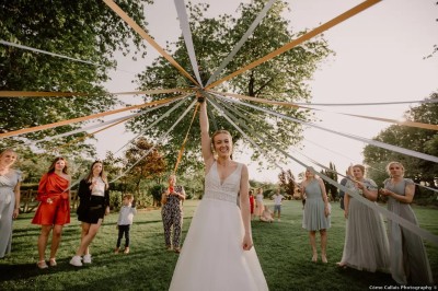 Miniature Location salle Haudricourt (Seine-Maritime) - La Mare du Bois #8 Salle de réception en briques avec éclairage chaleureux, grande table décorée de fleurs et vaisselle élégante.