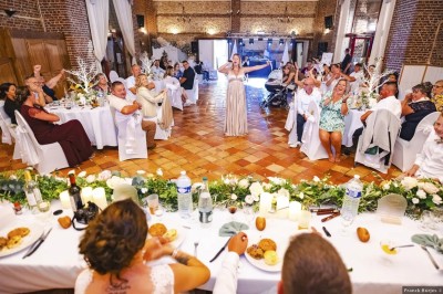 Miniature Location salle Haudricourt (Seine-Maritime) - La Mare du Bois #12 Salle de réception en briques avec éclairage chaleureux, grande table décorée de fleurs et vaisselle élégante.