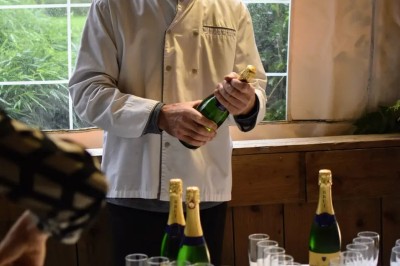 Miniature Location salle Haudricourt (Seine-Maritime) - La Mare du Bois #19 Salle de réception en briques avec éclairage chaleureux, grande table décorée de fleurs et vaisselle élégante.