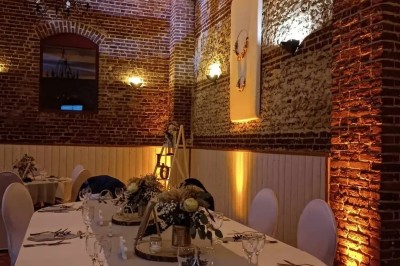 Miniature Location salle Haudricourt (Seine-Maritime) - La Mare du Bois #37 Salle de réception en briques avec éclairage chaleureux, grande table décorée de fleurs et vaisselle élégante.