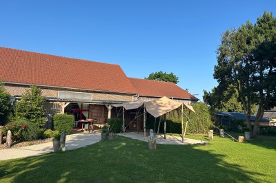 Miniature Location salle Haudricourt (Seine-Maritime) - La Mare du Bois #24 Salle de réception en briques avec éclairage chaleureux, grande table décorée de fleurs et vaisselle élégante.