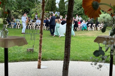 Miniature Location salle Haudricourt (Seine-Maritime) - La Mare du Bois #15 Salle de réception en briques avec éclairage chaleureux, grande table décorée de fleurs et vaisselle élégante.