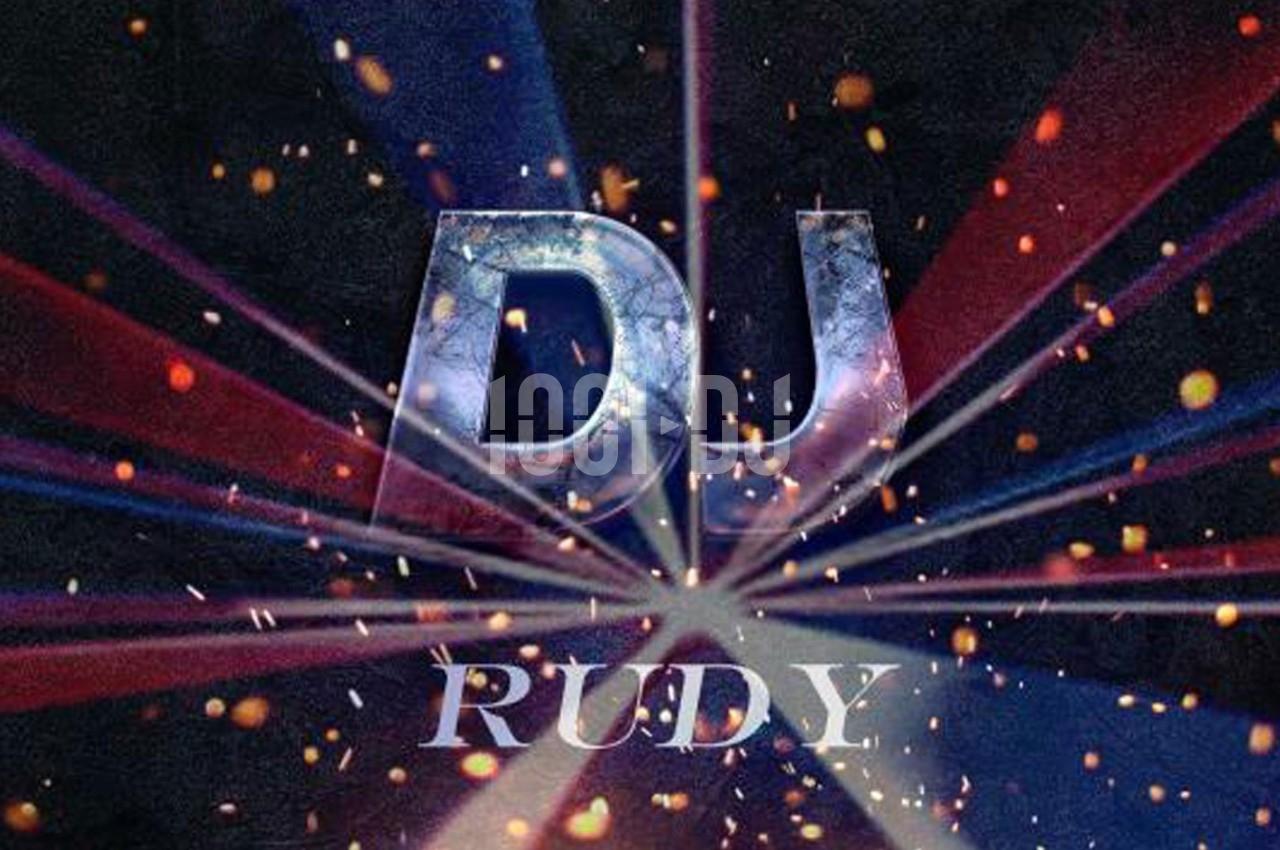 Texte ’DJ Rudy’ en lettres lumineuses sur un fond sombre avec des faisceaux de lumière colorés et des étincelles.