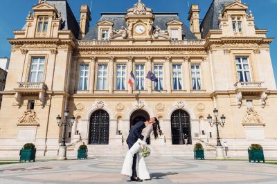 Un couple en tenue de mariage pose dans une forêt verdoyante, éclairée par une lumière douce.