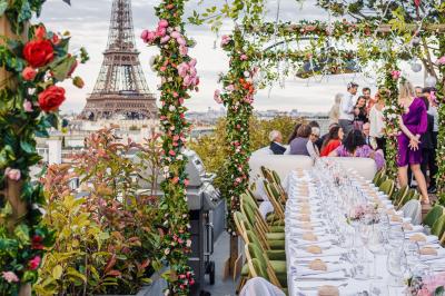 Un couple en tenue de mariage pose dans une forêt verdoyante, éclairée par une lumière douce.