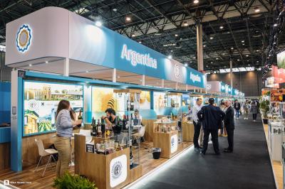 Des personnes assistent à une présentation dans une salle moderne avec un écran affichant un ordre du jour.