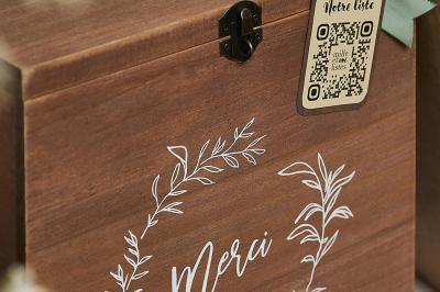 Miniature Mille et une Listes #7 Boîte en bois avec décorations florales blanches, inscription ’Merci’ et étiquette QR code fixée sur le dessus.