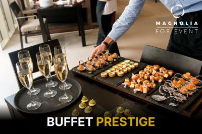 Miniature Réservez le traiteur de votre choix Salon lumineux avec mobilier en bois, plantes vertes, canapés, table basse et cuisine ouverte en arrière-plan.