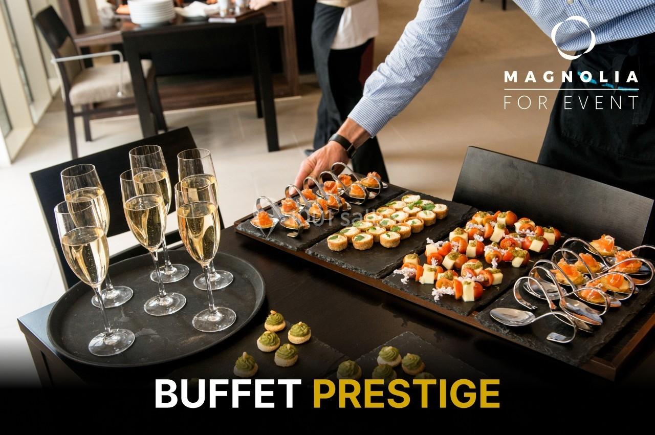 Plateau de bouchées raffinées et flûtes de champagne disposés sur une table pour un buffet élégant.