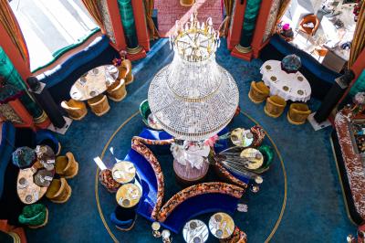 Miniature Location salle Beaulieu-sur-Mer (Alpes-Maritimes) - Circé Restaurant #2 Un homme souriant partage un repas en terrasse avec d'autres personnes, entouré de plats variés et d'un décor extérieur.
