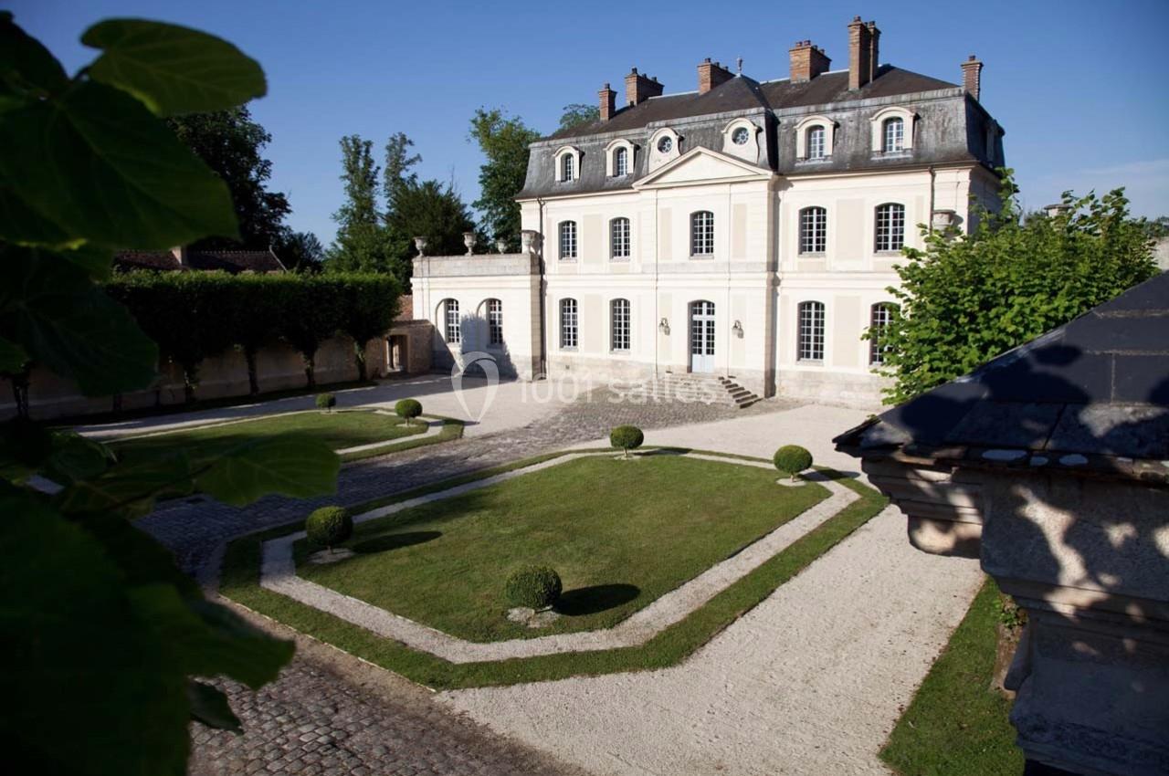 Entrée côté cour Château d'Aunoy