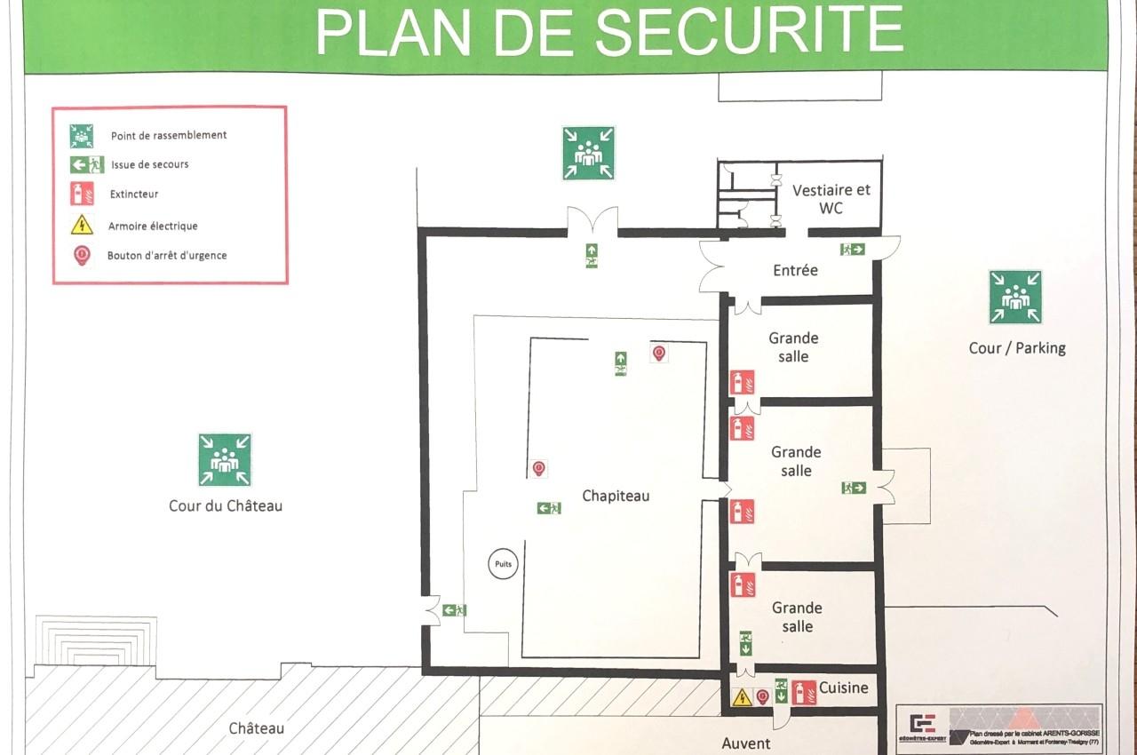 Plan de sécurité indiquant les issues de secours, points de rassemblement et équipements d'urgence d'un bâtiment.