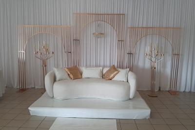 Miniature D'Elia Apparat - Organisation d'Evénements #3 Centre de table élégant avec des roses blanches et des pampilles en cristal, entouré de vaisselle sur une nappe blanche.