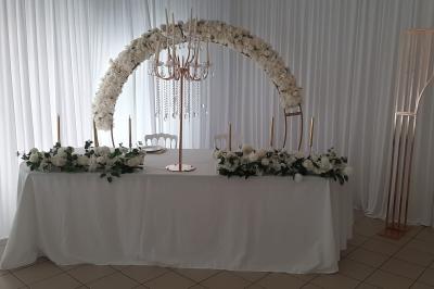 Miniature D'Elia Apparat - Organisation d'Evénements #4 Centre de table élégant avec des roses blanches et des pampilles en cristal, entouré de vaisselle sur une nappe blanche.