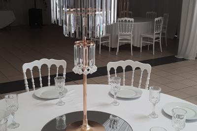 Miniature D'Elia Apparat - Organisation d'Evénements #12 Centre de table élégant avec des roses blanches et des pampilles en cristal, entouré de vaisselle sur une nappe blanche.