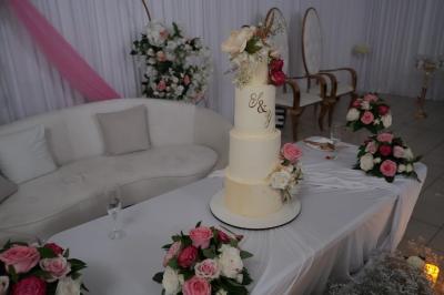 Miniature D'Elia Apparat - Organisation d'Evénements #6 Centre de table élégant avec des roses blanches et des pampilles en cristal, entouré de vaisselle sur une nappe blanche.