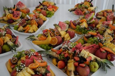 Miniature D'Elia Apparat - Organisation d'Evénements #7 Centre de table élégant avec des roses blanches et des pampilles en cristal, entouré de vaisselle sur une nappe blanche.