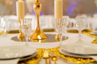 Miniature D'Elia Apparat - Organisation d'Evénements #10 Centre de table élégant avec des roses blanches et des pampilles en cristal, entouré de vaisselle sur une nappe blanche.