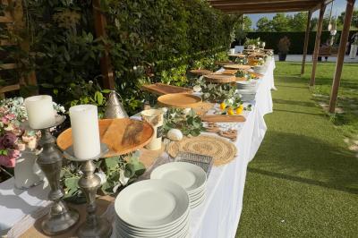 Façade d'un bâtiment moderne éclairé de nuit, avec des plantes et un panneau ’La Scène’ visible.