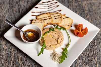 Miniature Location salle Rueil-Malmaison (Hauts-de-Seine) - La Casa #11 Salle de restaurant avec des tables dressées, des chaises en cuir marron et une enseigne murale ’LA CASA’.