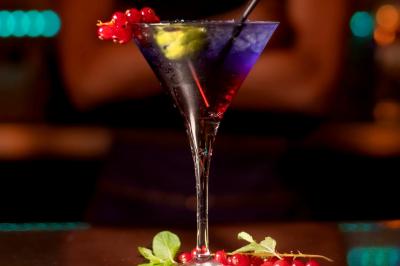 Miniature Location salle Rueil-Malmaison (Hauts-de-Seine) - La Casa #14 Salle de restaurant avec des tables dressées, des chaises en cuir marron et une enseigne murale ’LA CASA’.