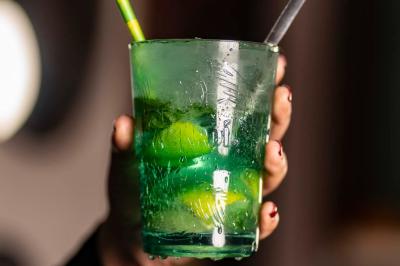 Miniature Location salle Rueil-Malmaison (Hauts-de-Seine) - La Casa #15 Salle de restaurant avec des tables dressées, des chaises en cuir marron et une enseigne murale ’LA CASA’.