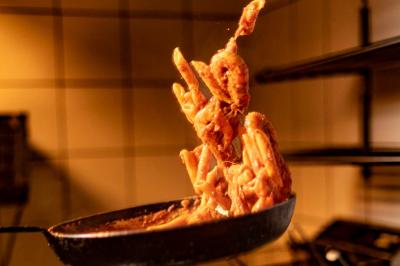 Miniature Location salle Rueil-Malmaison (Hauts-de-Seine) - La Casa #17 Salle de restaurant avec des tables dressées, des chaises en cuir marron et une enseigne murale ’LA CASA’.