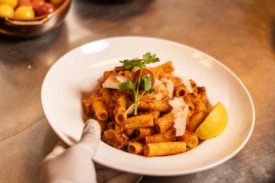 Miniature Location salle Rueil-Malmaison (Hauts-de-Seine) - La Casa #19 Salle de restaurant avec des tables dressées, des chaises en cuir marron et une enseigne murale ’LA CASA’.