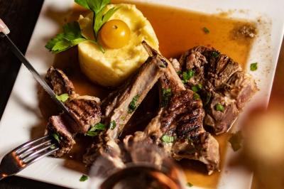 Miniature Location salle Rueil-Malmaison (Hauts-de-Seine) - La Casa #20 Salle de restaurant avec des tables dressées, des chaises en cuir marron et une enseigne murale ’LA CASA’.