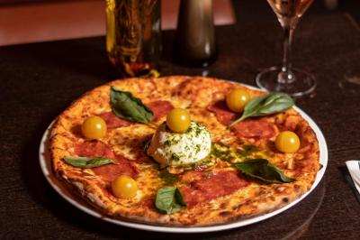 Miniature Location salle Rueil-Malmaison (Hauts-de-Seine) - La Casa #21 Salle de restaurant avec des tables dressées, des chaises en cuir marron et une enseigne murale ’LA CASA’.