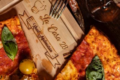 Miniature Location salle Rueil-Malmaison (Hauts-de-Seine) - La Casa #22 Salle de restaurant avec des tables dressées, des chaises en cuir marron et une enseigne murale ’LA CASA’.