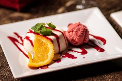 Miniature Location salle Rueil-Malmaison (Hauts-de-Seine) - La Casa #23 Salle de restaurant avec des tables dressées, des chaises en cuir marron et une enseigne murale ’LA CASA’.