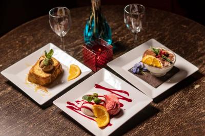 Miniature Location salle Rueil-Malmaison (Hauts-de-Seine) - La Casa #24 Salle de restaurant avec des tables dressées, des chaises en cuir marron et une enseigne murale ’LA CASA’.