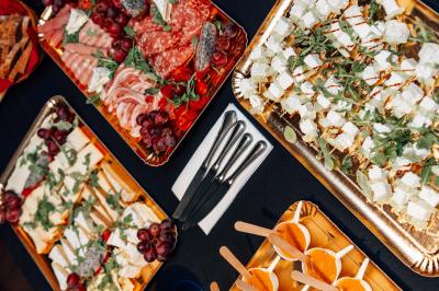 Miniature Location salle Rueil-Malmaison (Hauts-de-Seine) - La Casa #26 Salle de restaurant avec des tables dressées, des chaises en cuir marron et une enseigne murale ’LA CASA’.