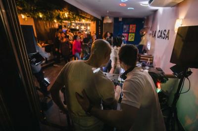 Miniature Location salle Rueil-Malmaison (Hauts-de-Seine) - La Casa #3 Salle de restaurant avec des tables dressées, des chaises en cuir marron et une enseigne murale ’LA CASA’.