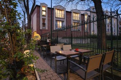Miniature Location salle Rueil-Malmaison (Hauts-de-Seine) - La Casa #7 Salle de restaurant avec des tables dressées, des chaises en cuir marron et une enseigne murale ’LA CASA’.