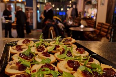 Miniature Location salle Rueil-Malmaison (Hauts-de-Seine) - La Casa #10 Salle de restaurant avec des tables dressées, des chaises en cuir marron et une enseigne murale ’LA CASA’.
