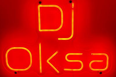 Miniature DJ L'Escarène (Alpes-Maritimes) - Dj Oksa #2 Main ajustant les réglages sur une table de mixage DJ avec des lumières colorées et un ordinateur portable à proximité.