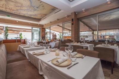 Miniature Location salle Mandelieu-la-Napoule (Alpes-Maritimes) - Restaurant le Repere #13 Rangées de chaises blanches alignées en extérieur, probablement pour un événement ou une cérémonie.