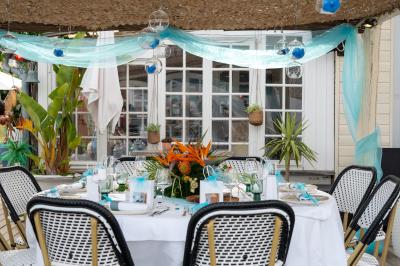 Miniature Location salle Mandelieu-la-Napoule (Alpes-Maritimes) - Restaurant le Repere #17 Rangées de chaises blanches alignées en extérieur, probablement pour un événement ou une cérémonie.