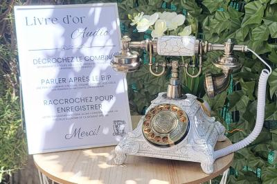 Miniature Téléphone Antique Blanc Photo d'un téléphone rouge rétro, un disque vinyle noir, un disque rouge en forme de cœur et une photo de mariage.