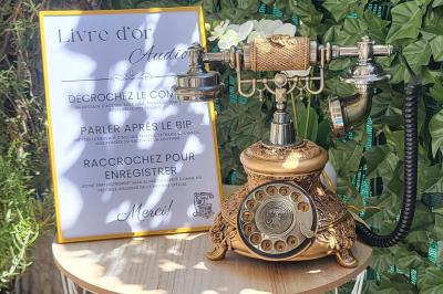 Miniature Téléphone Antique Bronze Photo d'un téléphone rouge rétro, un disque vinyle noir, un disque rouge en forme de cœur et une photo de mariage.
