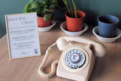 Miniature Téléphone Beige Photo d'un téléphone rouge rétro, un disque vinyle noir, un disque rouge en forme de cœur et une photo de mariage.