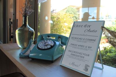 Miniature Téléphone Bleu Photo d'un téléphone rouge rétro, un disque vinyle noir, un disque rouge en forme de cœur et une photo de mariage.